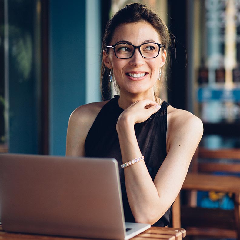 attractive business woman working at his laptop 2021 08 26 15 54 46 utc.jpg