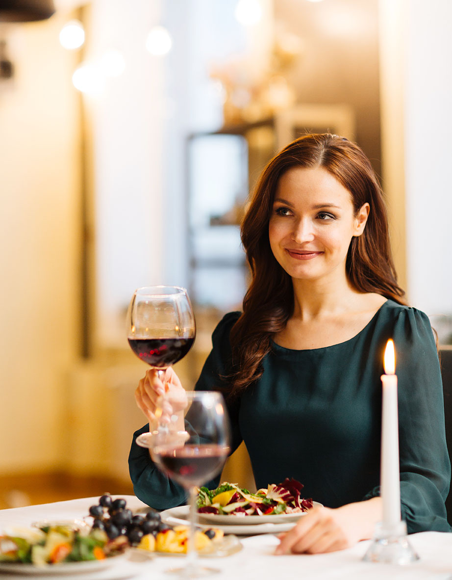 woman in restaurant 2021 09 24 03 28 30 utc.jpg